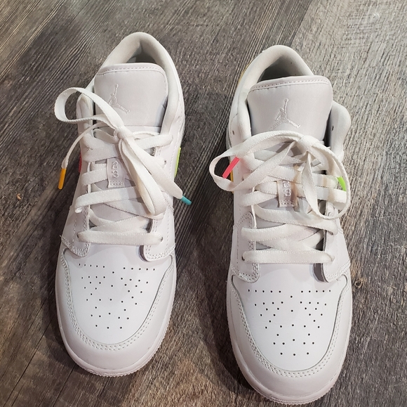 Jordan 1 they are a big kid size 5.5 which is equivalent to a women’s 7. - Picture 3 of 4